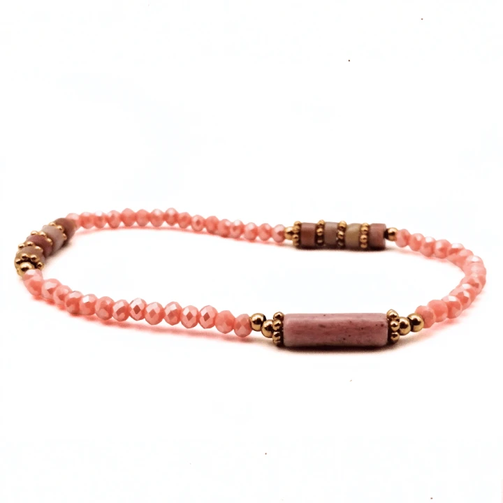 Bransoletka rodonit z kryształkami – elegancka bransoletka damska z naturalnym rodonitem i dekoracyjnymi kryształkami, idealna jako biżuteria do codziennych stylizacji, na prezent i do eleganckich zestawień.