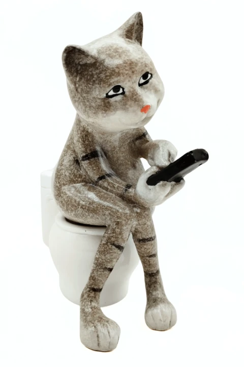 Figurka kot na toalecie z telefonem.png
