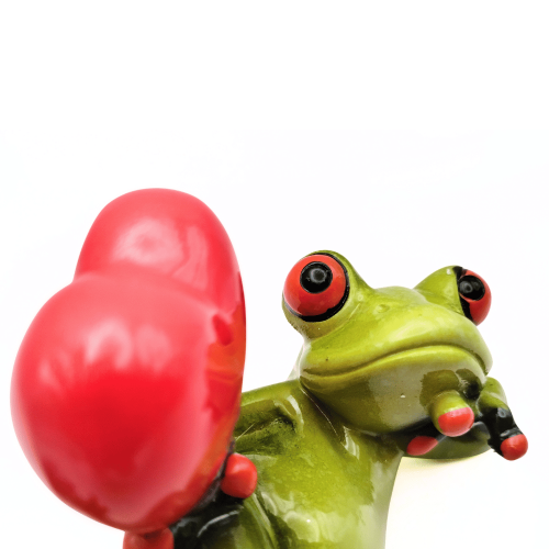 Figurka leżąca żaba z sercem1.png
