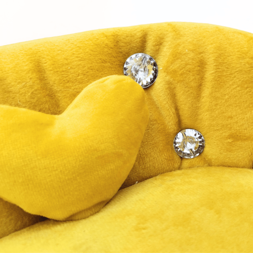 Szkatułka żółta sofa1.png