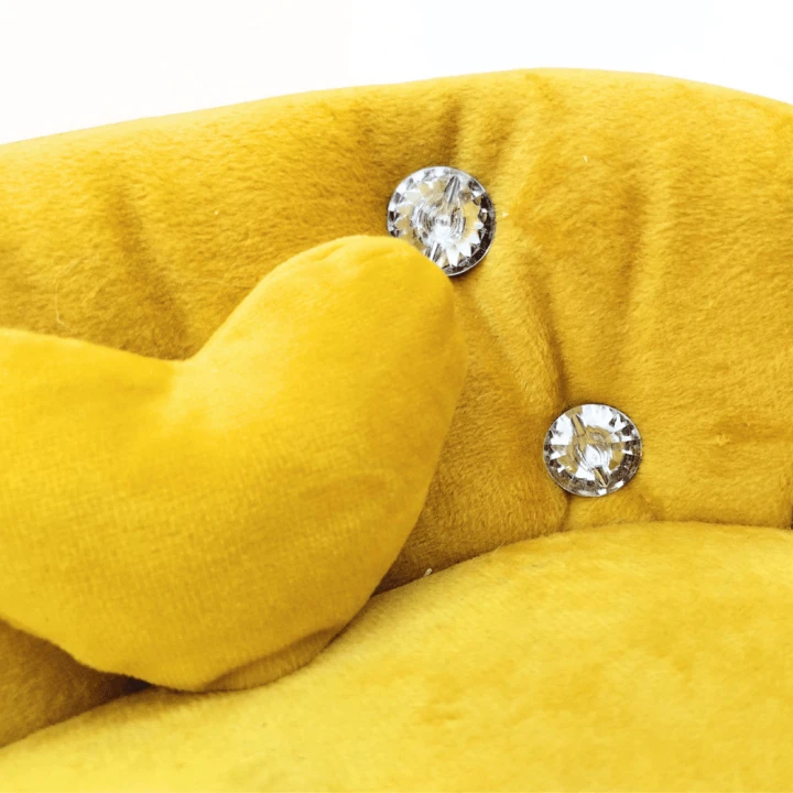 Szkatułka żółta sofa1.png