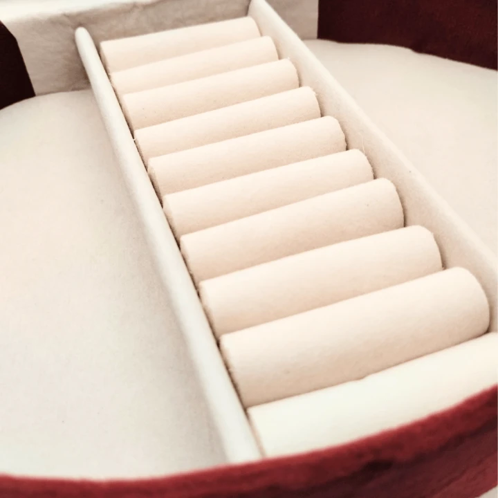 Szkatułka bordowa sofa4.png