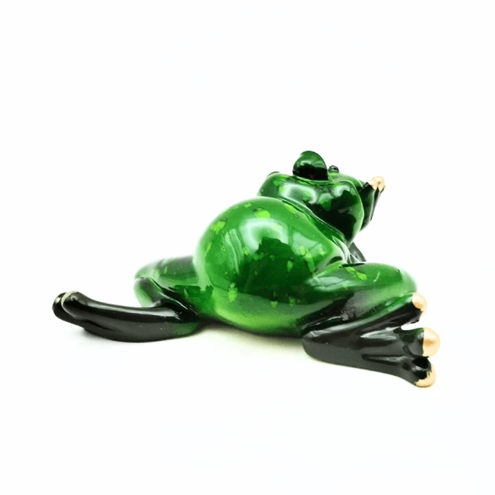 Figurka leżąca żabka podbierająca łapką głowę3.png