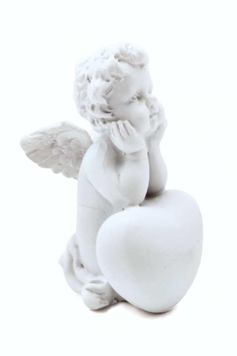 Figurka amorek opierający się o serduszko4.png