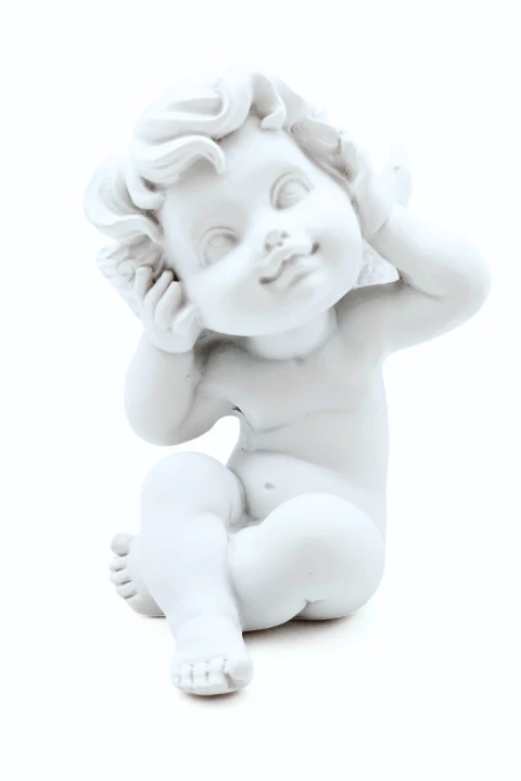 Figurka amorek z rękami na głowie.png