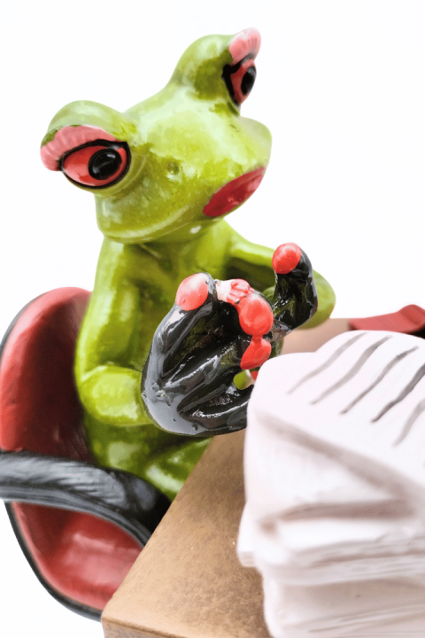 Figurka żaba pracownik biura1.png