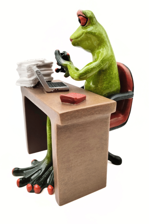 Figurka żaba pracownik biura2.png