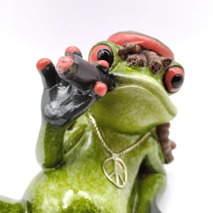 Figurka żaba hipis leżąca4.png