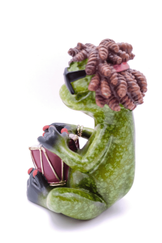 Figurka żaba hipis z bębęnkiem1.png