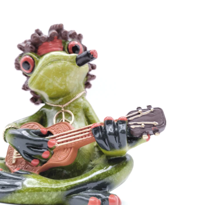 Figurka żaba hipis z gitarą6.png