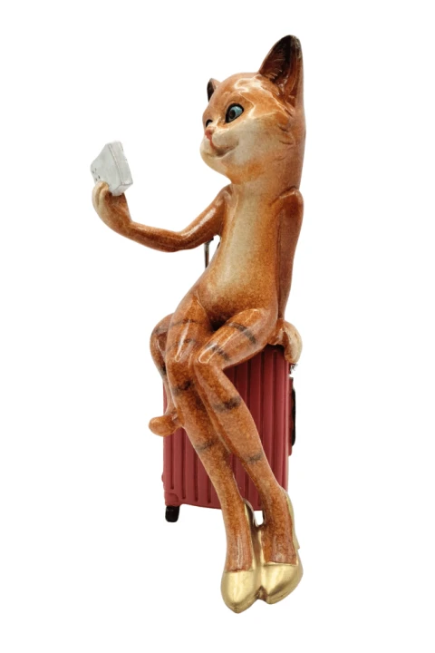 Figurka kot na walizce4.png