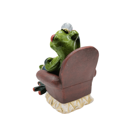 Żaba z kuflem – humorystyczna figurka do wnętrz z charakterem.
