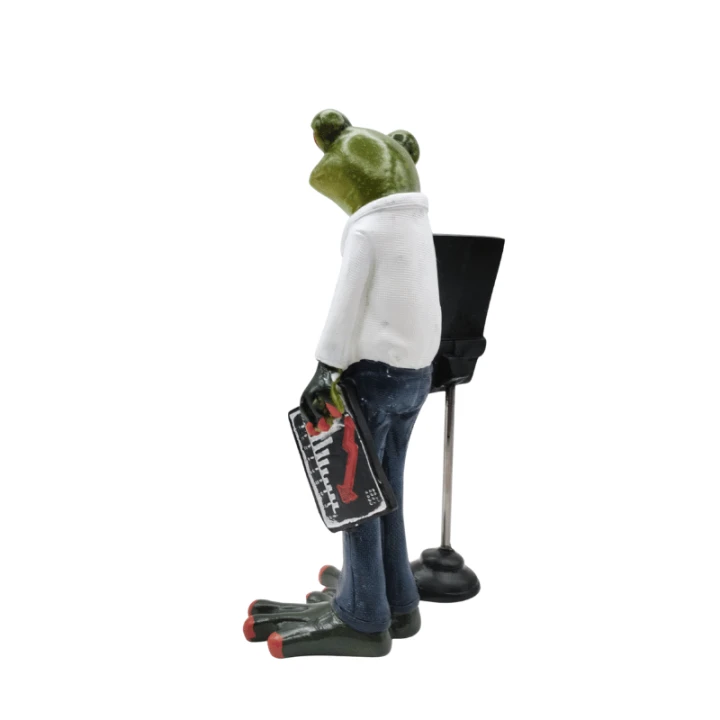 Żaba korpo podczas prezentacji – humorystyczna figurka na biurko lub półkę.