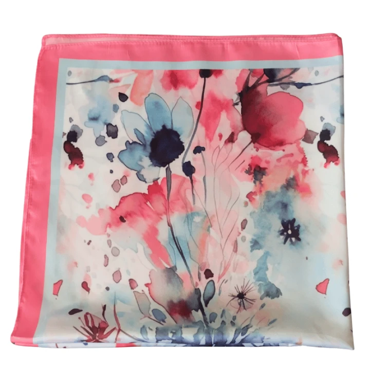 Kwiatowa apaszka damska 70x70 cm – lekki i stylowy akcent do sukienki lub koszuli.