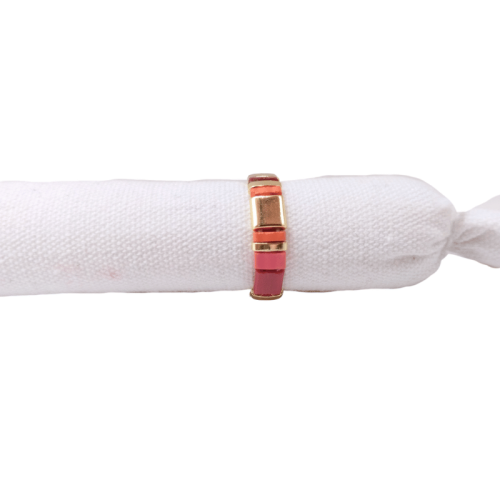Pierścionek Yvon R96401 dostępny jest w dwóch efektownych wersjach kolorystycznych – delikatnej różowo-białej oraz eleganckiej bordowo-różowej. Geometryczne koraliki i złote akcenty tworzą nowoczesną biżuterię o wyjątkowym charakterze.