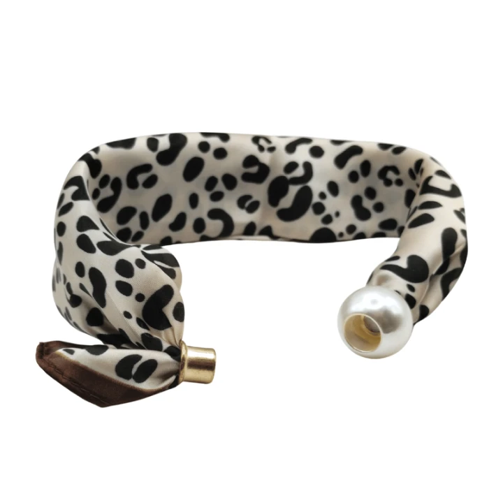 Modny Scarf Necklace z motywem panterki to propozycja dla kobiet ceniących oryginalne dodatki. Połączenie miękkiej tkaniny i dekoracyjnej perły tworzy elegancki akcent do wielu stylizacji.