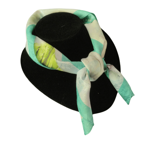 Elegancka apaszka w pastelowych kolorach z kwiatowym wzorem inspirowanym hortensjami.