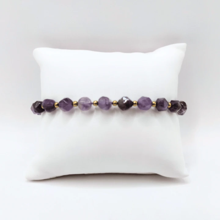 Bransoletka z naturalnych kamieni ametyst – modny dodatek do codziennych i eleganckich stylizacji.