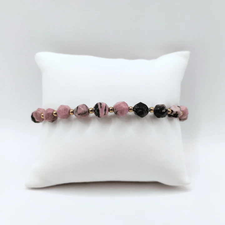Bransoletka z naturalnych kamieni rodonit – modny dodatek do codziennych i eleganckich stylizacji.