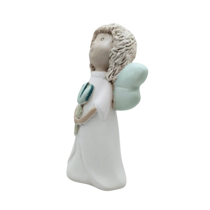 Uśmiechnięty anioł z różowym kwiatem – elegancka figurka dekoracyjna na prezent.