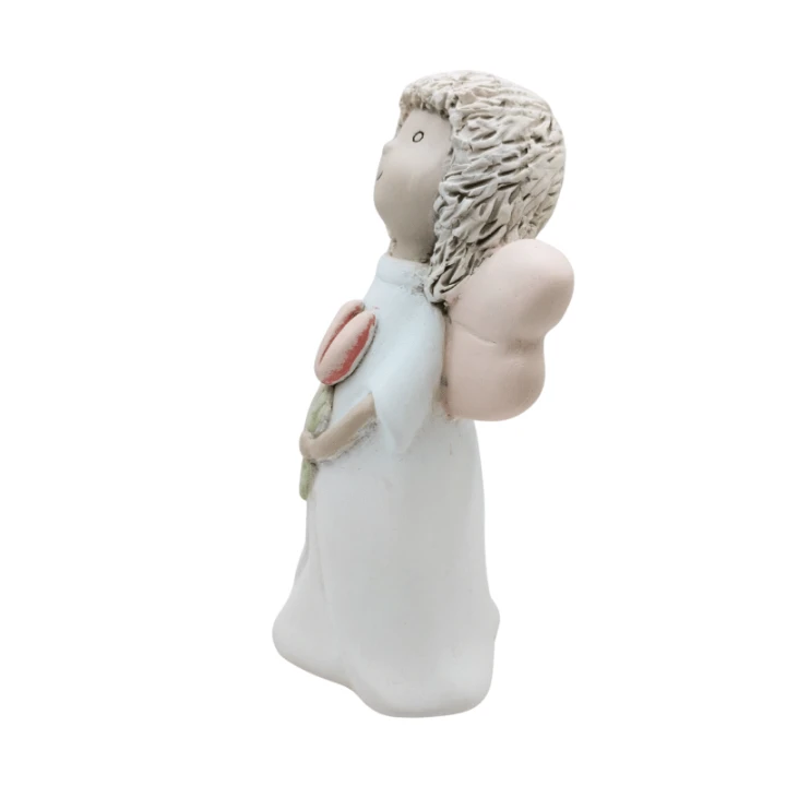 Anioł z błękitnym kwiatem i pastelowymi skrzydełkami – elegancka figurka na prezent.