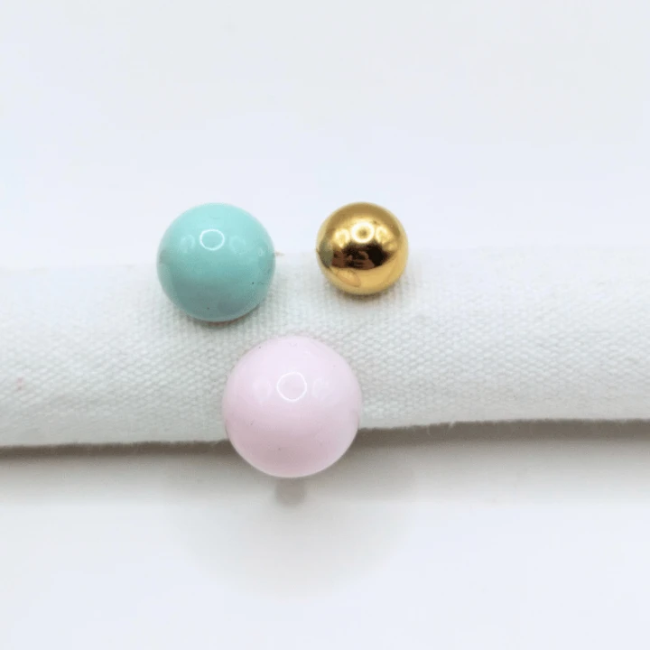 Modny złoty pierścionek z pastelowymi kulami – elegancki dodatek do codziennych i eleganckich stylizacji.