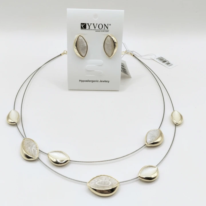 Komplet Yvon N96372 i E96372 – elegancki naszyjnik i kolczyki z emalią jubilerską oraz żywicą z efektem głębi.