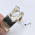 Nowoczesna bransoletka Yvon B96372 typu bangle – efektowna biżuteria z dekoracyjnymi zdobieniami, idealna do eleganckich stylizacji.